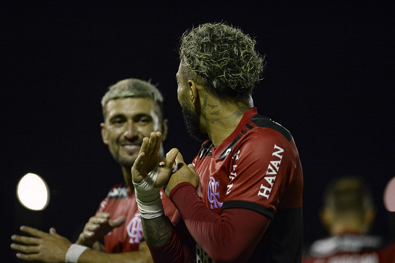 Arrascaeta e Gabigol comemoram gol do Flamengo