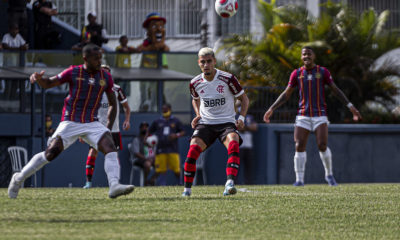 Andreas Pereira em ação pelo Flamengo contra o Madureira