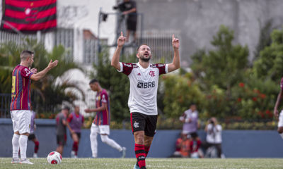 Everton Ribeiro comemorando gol contra o Madureira