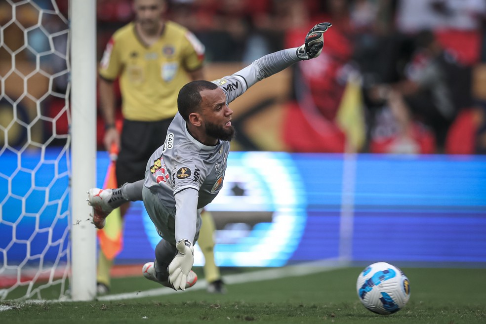 Everson pega pênalti do Flamengo na Supercopa do Brasil