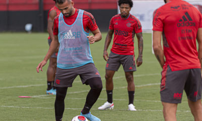 Thiago Maia volta a treinar com o elenco do Flamengo após se recuperar de corte profundo na perna
