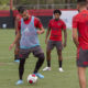 Thiago Maia volta a treinar com o elenco do Flamengo após se recuperar de corte profundo na perna