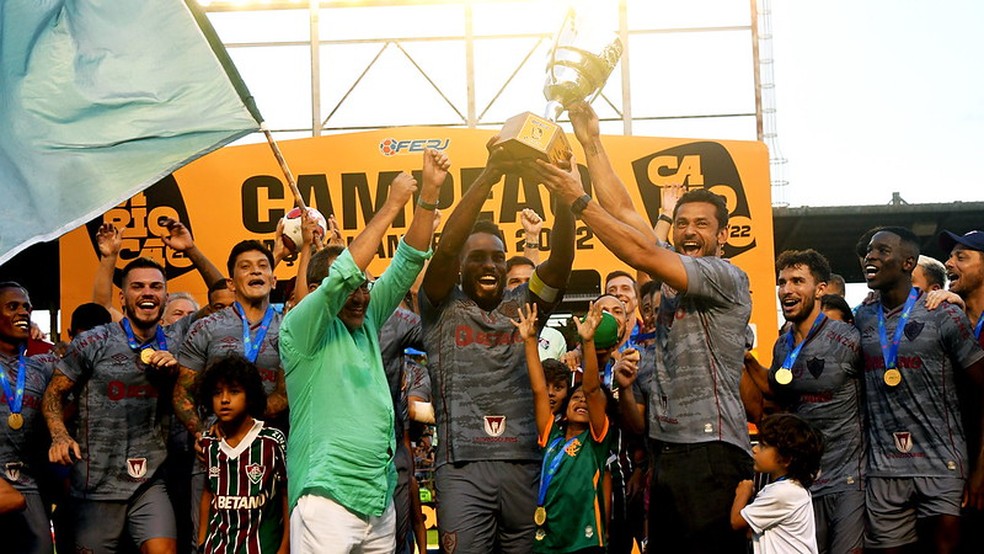 Fred ergue o troféu da Taça Guanabara no Fluminense