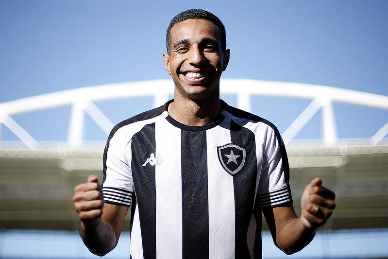 Victor Sá assinou com o Botafogo até 2025