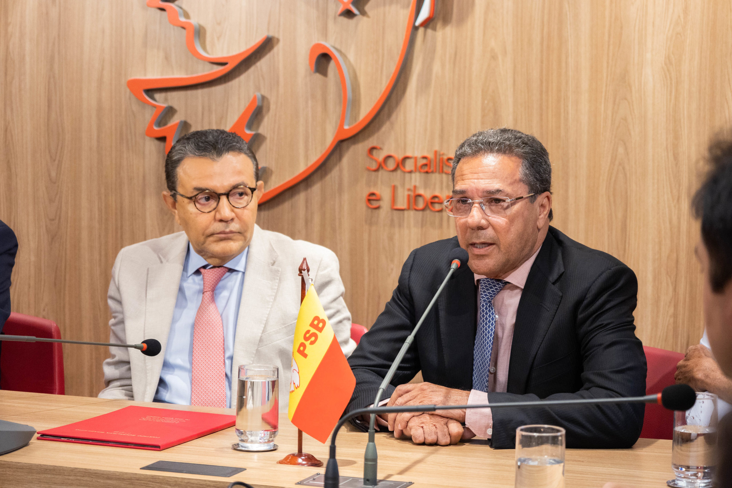 Vanderlei Luxemburgo assina ficha de filiação ao PSB