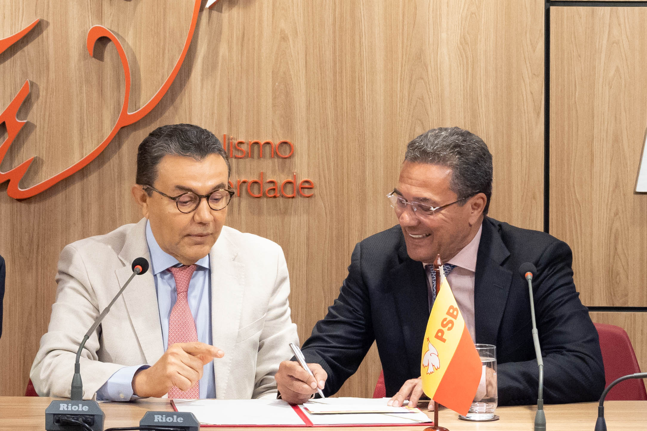 Vanderlei Luxemburgo assina ficha de filiação ao PSB