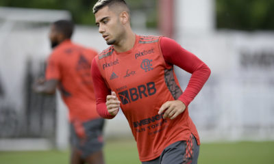 Andreas Pereira em ação durante treino pelo Flamengo