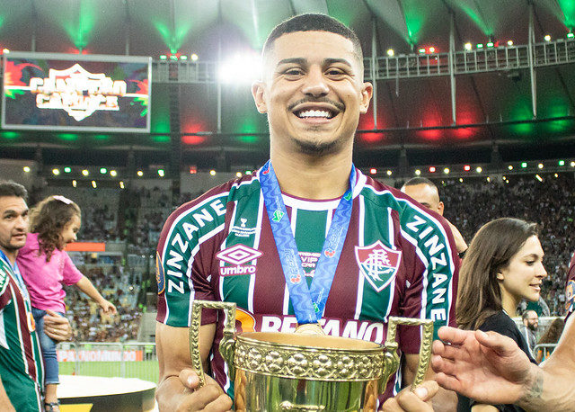 André segura a taça do título carioca