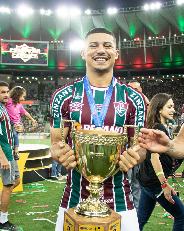 André segura a taça do título carioca