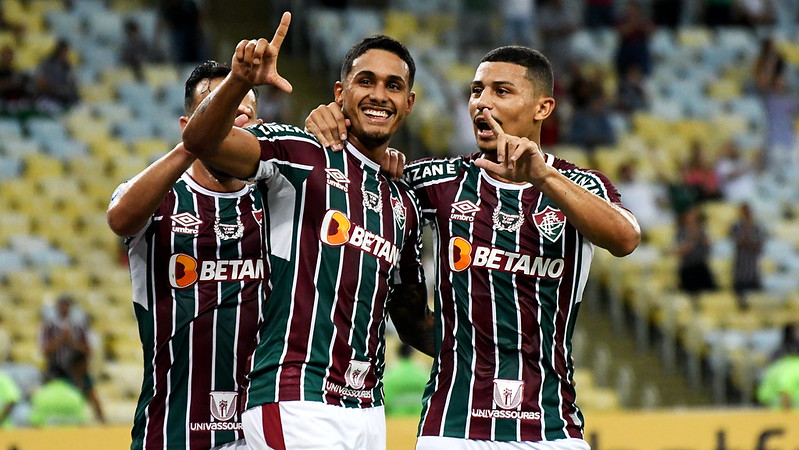 Cris Silva e André comemoram juntos gol do Fluminense