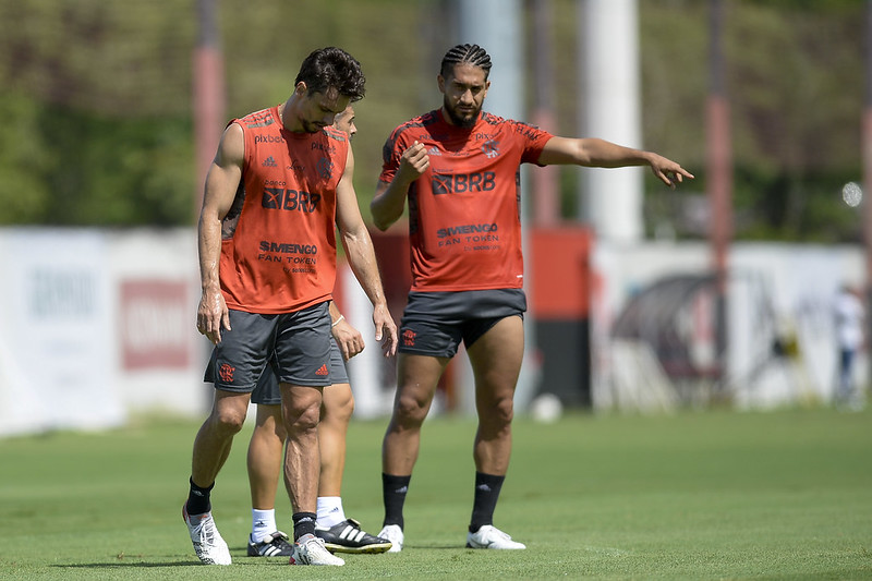 Rodrigo Caio e Pablo durante treino do Flamengo