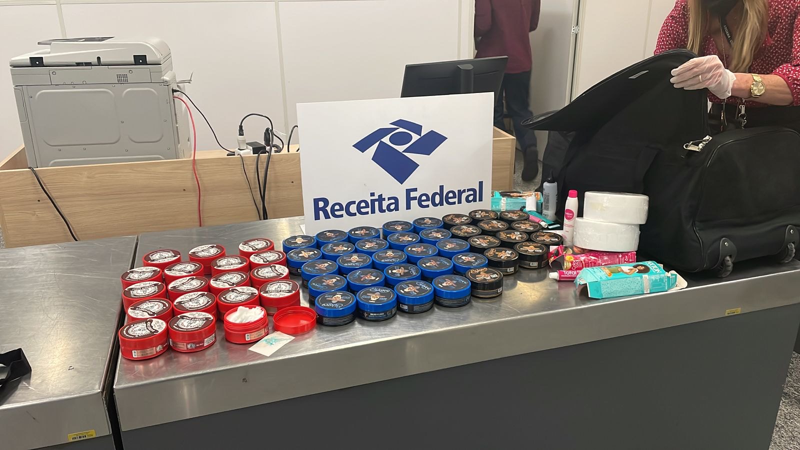 Cocaína encontrada em embalagens de produto pra cabelo no Galeão