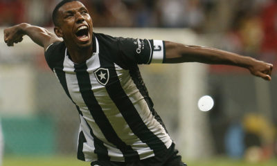 Kanu assinará renovação com o Botafogo até 2025