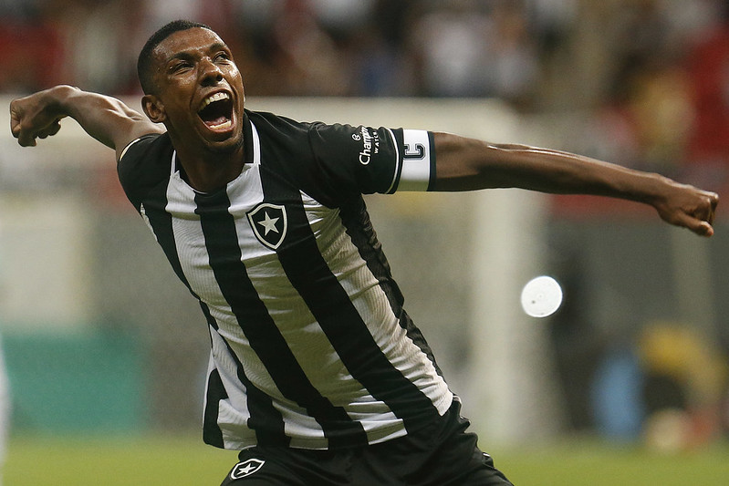 Kanu assinará renovação com o Botafogo até 2025