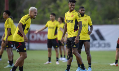 Bruno Henrique e Matheuzinho treinam no campo