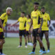 Bruno Henrique e Matheuzinho treinam no campo