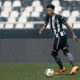 Victor Cuesta em ação pelo Botafogo