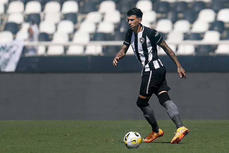 Victor Cuesta em ação pelo Botafogo