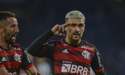Arrascaeta comemora gol pelo Flamengo