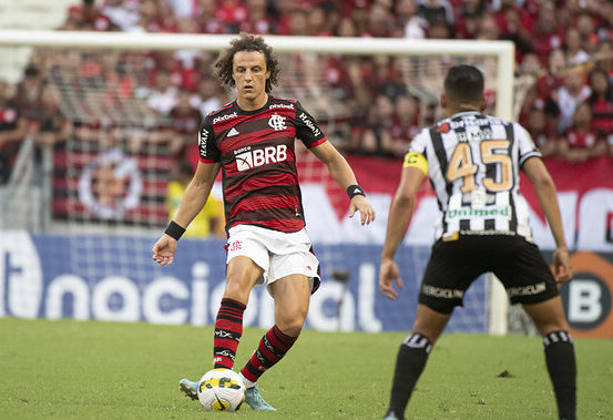 David Luiz em ação pelo Flamengo no jogo com o Ceará pelo Campeonato Brasileiro