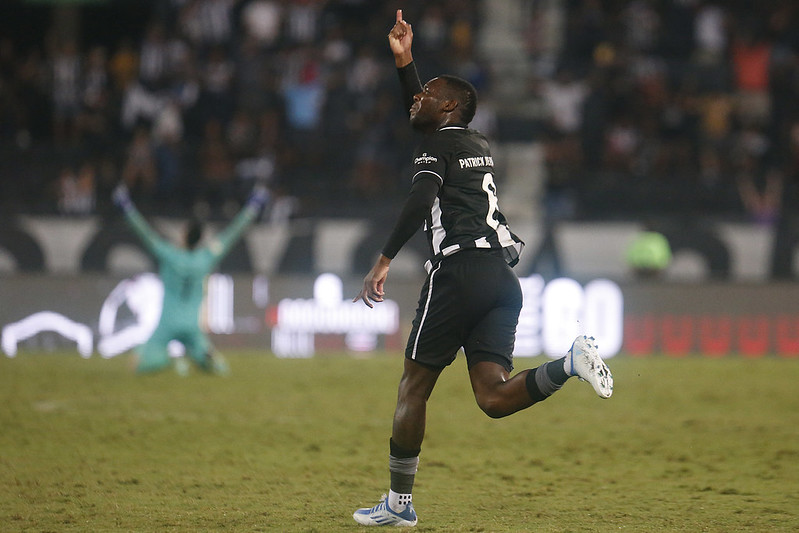 Patrick de Paula comemorando gol pelo Botafogo