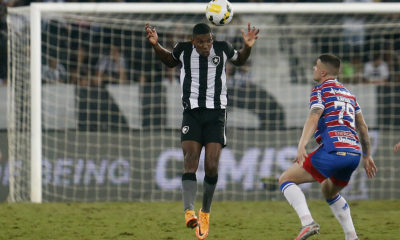 zagueiro Kanu em ação pelo Botafogo no Brasileirão