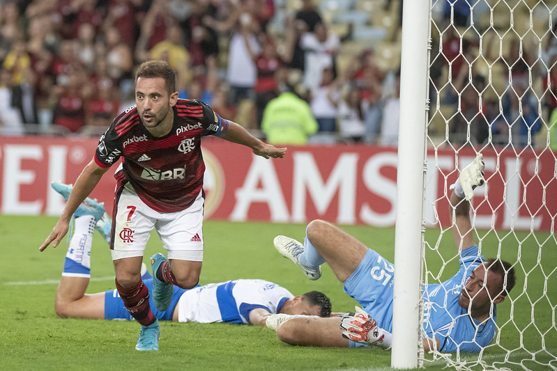 Flamengo vence Universidad Católica e garante classificação às oitavas de final da Libertadores