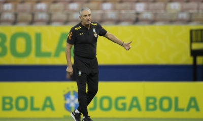 Tite em ação no treino da Seleção Brasileiro