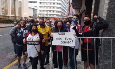 Miguel, torcedor do Flamengo, na porta do hotel do Flamengo de camisa amarela, em Curitiba