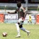 Metinho conduzindo a bola em campo pelo Fluminense