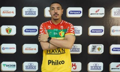 Jefferson Paulino sendo apresentado pelo Brusque