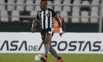 Guilherme Santos com a bola dominada no Nilton Santos