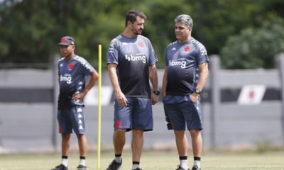 Coordenador científico Marcos Cézar e técnico Marcelo Cabo em treino do Vasco