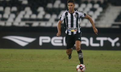 Sousa com a bola dominada pelo Botafogo no Nilton Santos