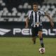 Sousa com a bola dominada pelo Botafogo no Nilton Santos