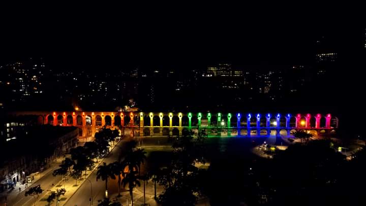 Arcos da Lapa com iluminação colorida