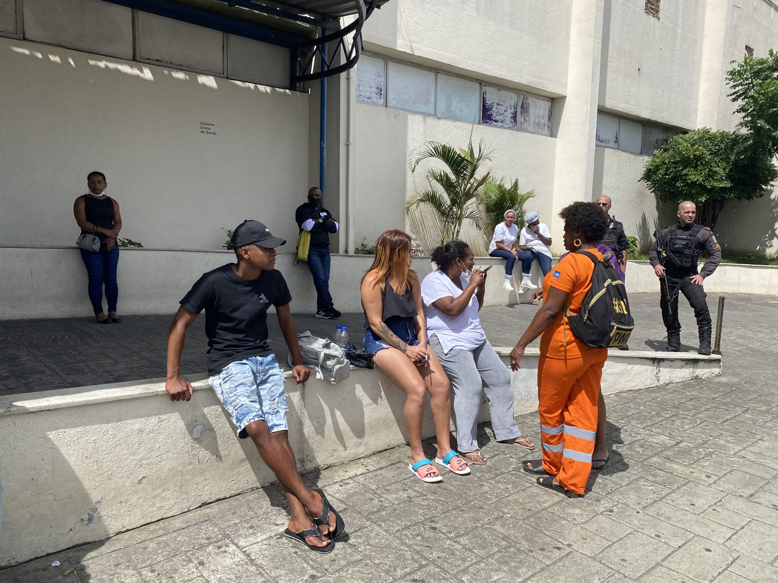 Familiares da vítima baleada em Bangu