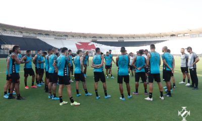 Elenco do Vasco reunido para conversa com treinador