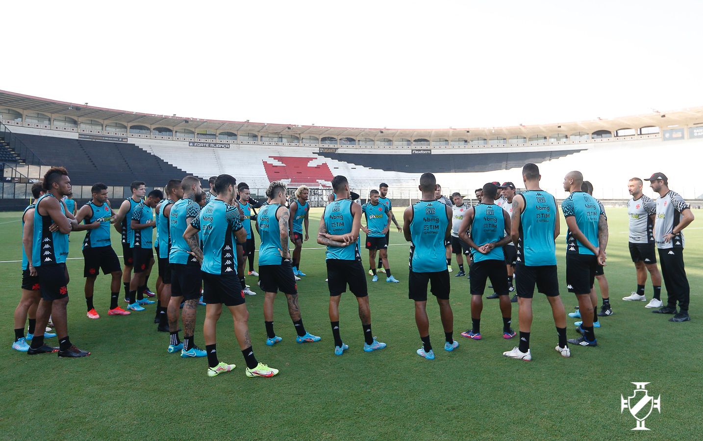 Elenco do Vasco reunido para conversa com treinador