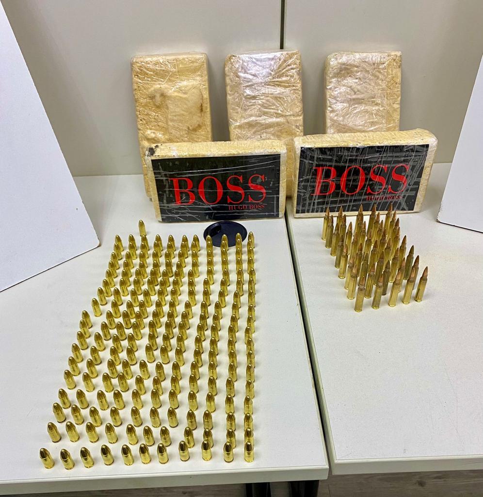 munições e drogas em cima da mesa