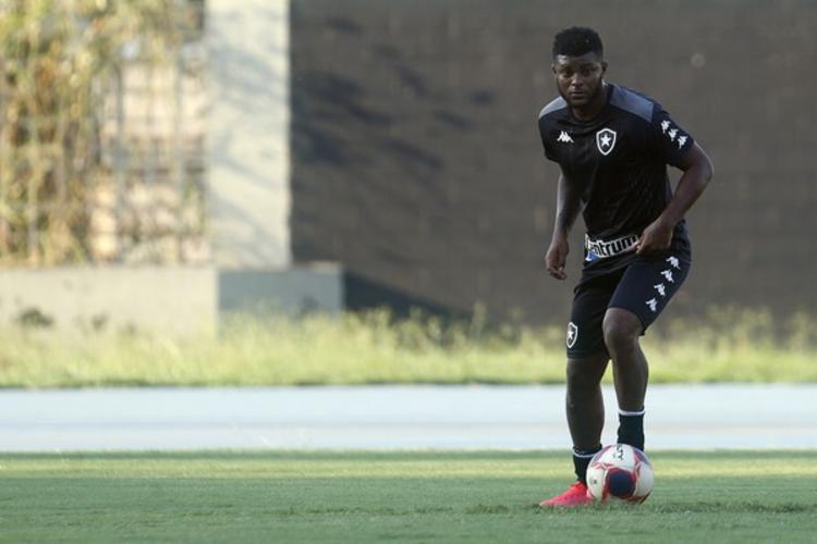 Rafael Carioca conduzindo a bola em treino pelo Botafogo