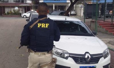 Imagem de um agente da PRF e um veículo roubado