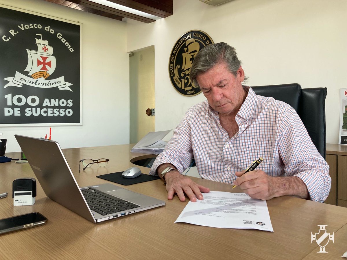 Presidente Jorge Salgado assina documento para criar o futebol SA