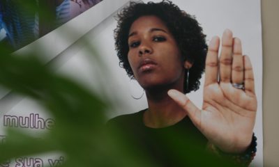 imagem de um banner com uma mulher