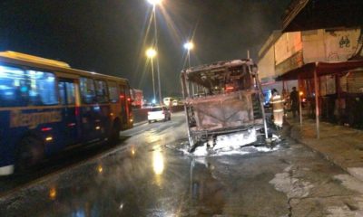 ônibus atingido pelo incêndio