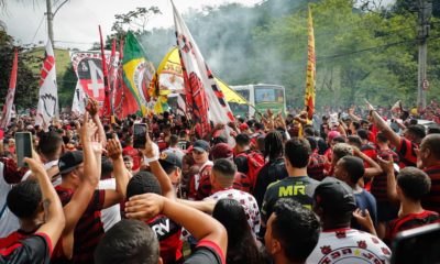 Torcedores do Flamengo durante festa no embarque do time antes da final da Libertadores