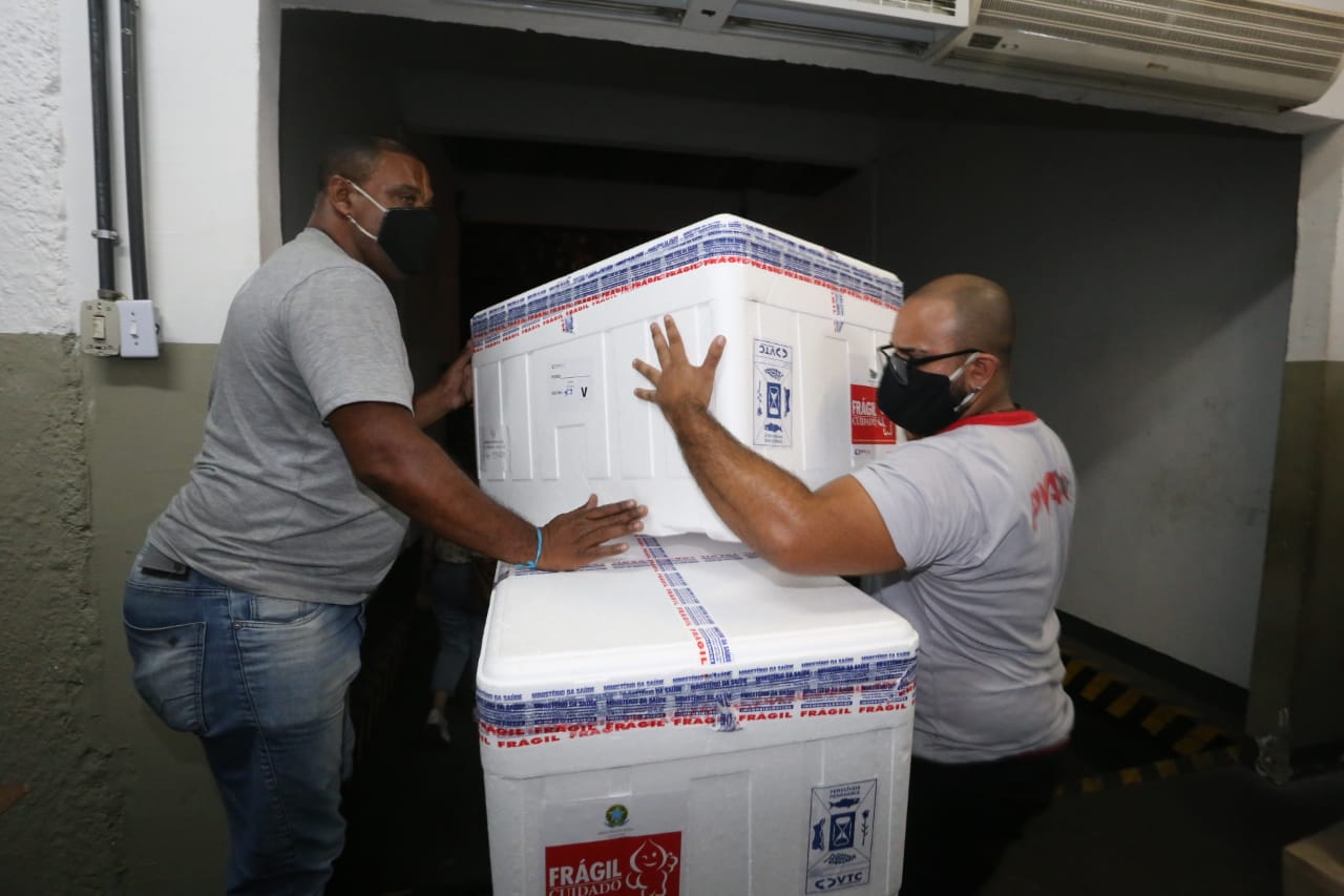 Carregadores atuam no transporte das vacinas. Foto: Maurício Bazílio/ Divulgação SES