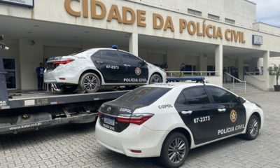 No reboque, a viatura clonada, no chão, o carro original da Polícia Civil