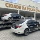 No reboque, a viatura clonada, no chão, o carro original da Polícia Civil
