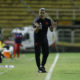 De camisa preta, Marcelo Cabo orienta o time do Vasco